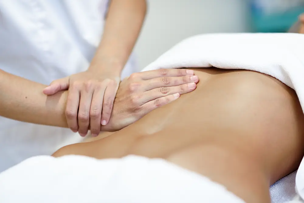 drainage-lymphatique-geneve-hands-massaging-female-abdomen-therapist-applying-pressure-belly (1)