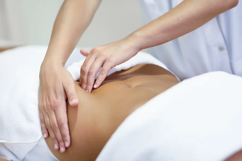 drainage-lymphatique-geneve-woman-receiving-belly-massage-spa-salon