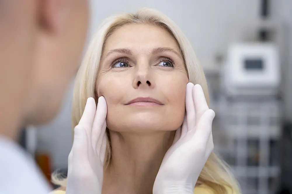 toxine-botulique-geneve-close-up-doctor-checking-smiley-woman